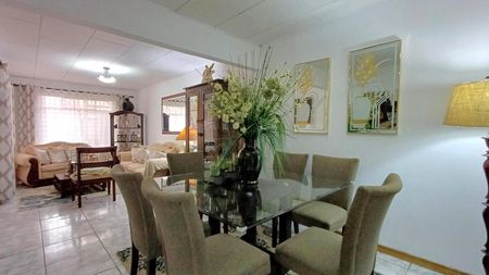 Venta de Casa + APTO en Ipis, Goicoechea. 