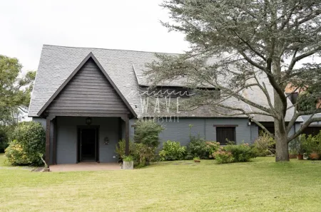 Venta de Casa, con 5 dormitorios + 2 en casa de servicio en Playa Mansa, a metros del mar