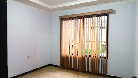  VENTA DE CASA DE DOS PLANTAS CON ESPACIOS AMPLIOS ALAJUELA CONDOMINIO AGUA CLARA