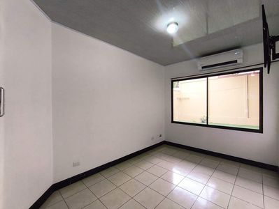   VENTA DE CASA DE UNA PLANTA EN EXCELENTE ESTADO CON PATIO AMPLIO EN RESIDENCIAL SAN CHARBEL.