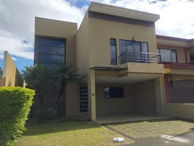  Venta de Casa en Alajuela Desamparados en condominio