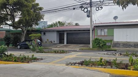 Venta de Casa en Freses de Curridabat-Granadilla. 