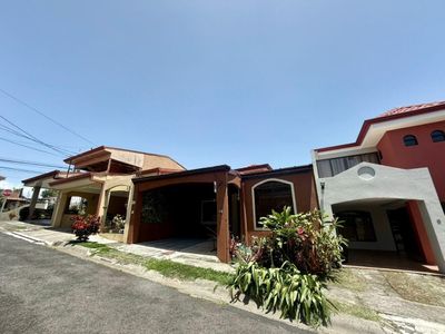 Venta de Casa en Mercedes de Heredia. RAH 26-106