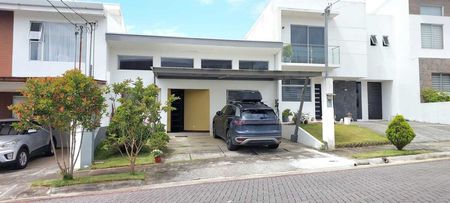  Venta de Casa en San Nicolás de Cartago.  26-787