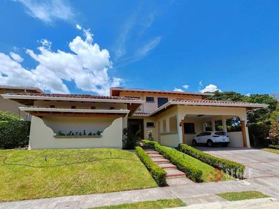  Venta de Casa en Santa Ana, Piedades.