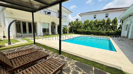 Venta de Casa en Santa Maria 24*8765Mfk
