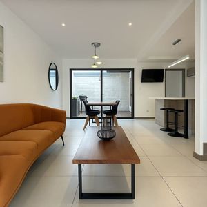  Venta de casa moderna en condominio reciente – San Antonio de Escazú Foto 2 de 19