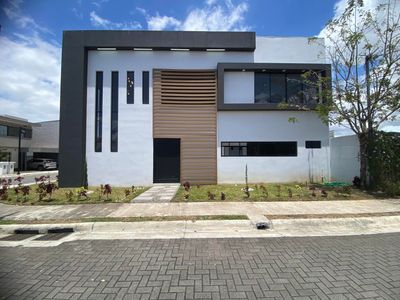 Venta de Casa Moderna en San Rafael de Escazú.