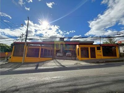  Venta de Edificio comercial con oficinas, bodegas y aptos en Alajuela