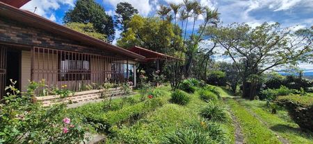 Venta de Terreno y Casa con Vistas Privilegiadas en Grecia MLS#26-339