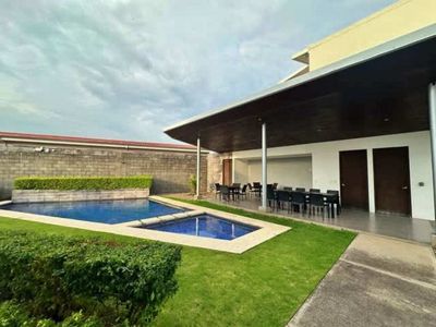  Venta lujosa, moderna y amplia casa, Guachipelin, Escazú (FAU)
