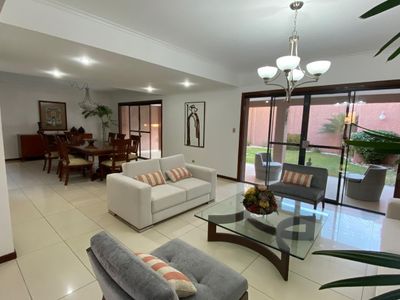 ZONA NORTE 
CONDOMINIO LA HACIENDA 2 
CASA AMOBLADA ENALQUILER !!! Foto 2 de 21